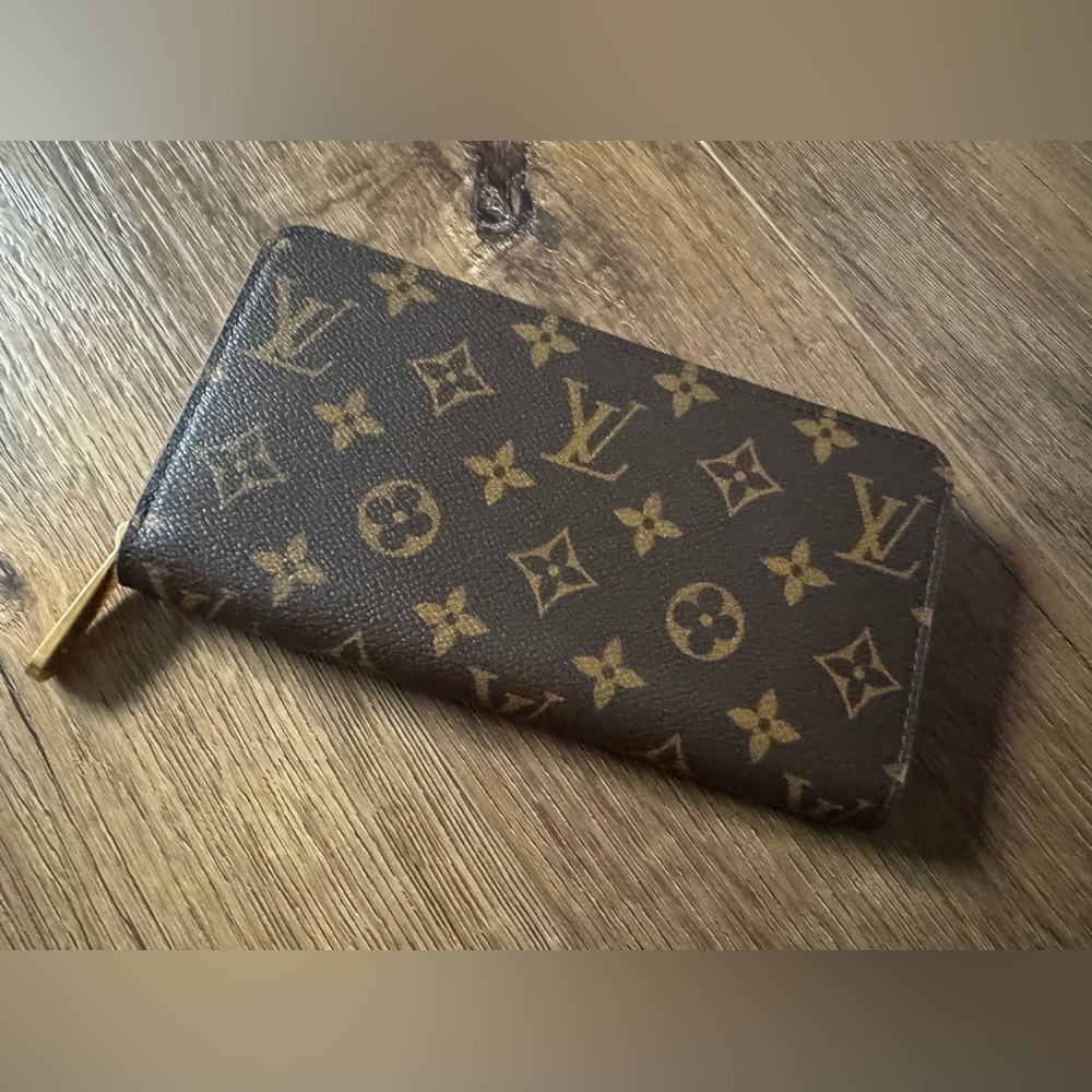 LOUIS VUITTON-AUTHENTIC (Preowned) Signature Coated Canvas Wallet - Picture 15 of 17